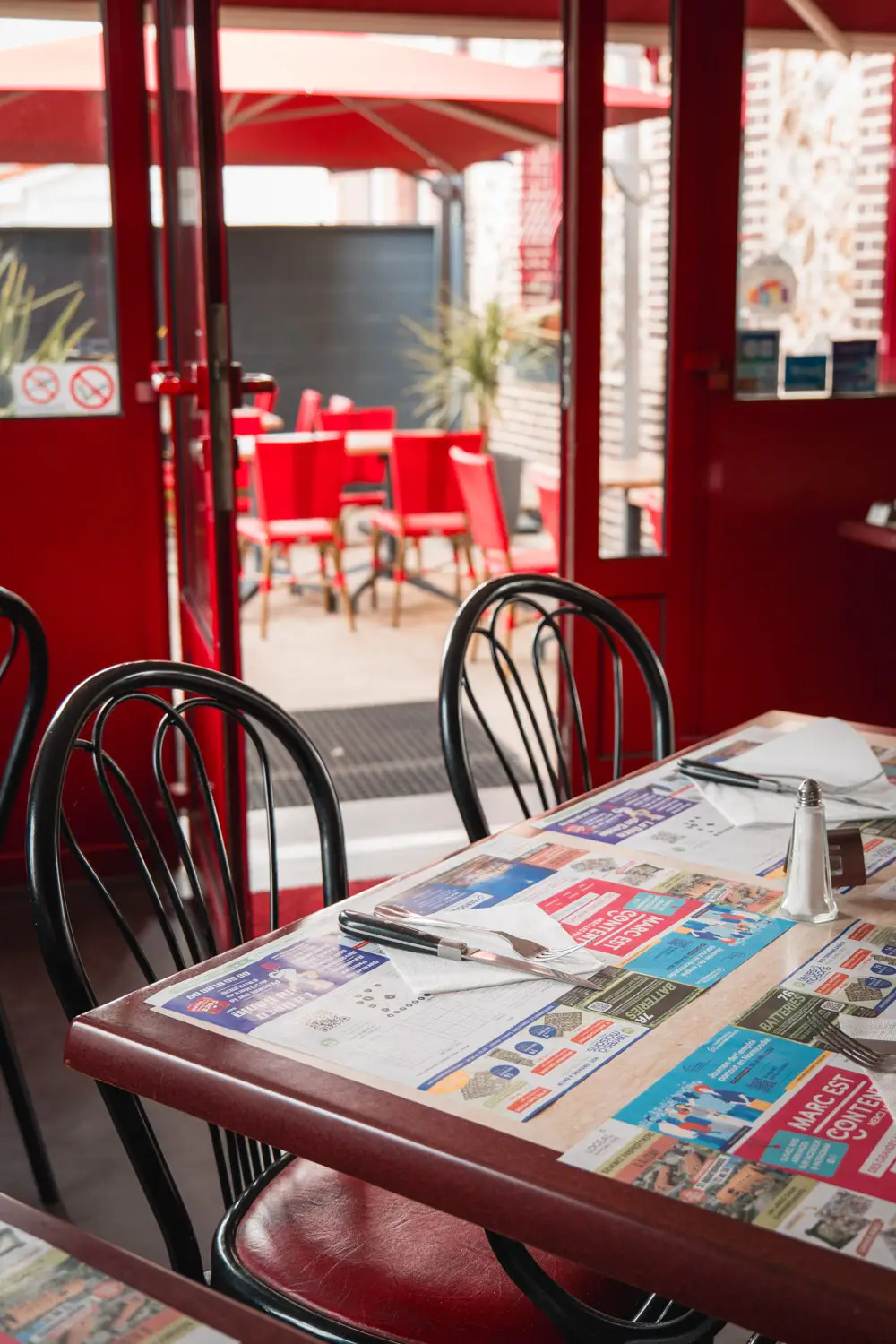 Tables en brasserie au Le 39 avec vue sur la terrasse